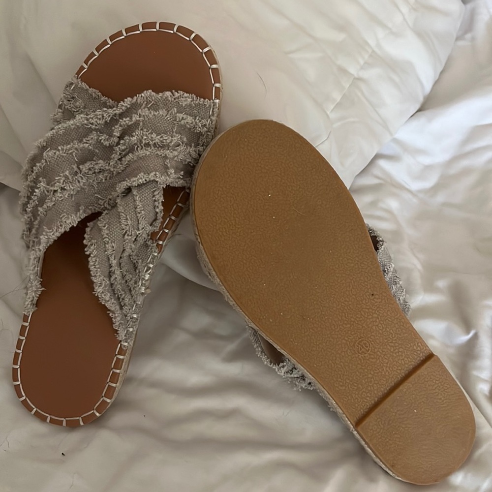 Size 8 in US. Never worn. Grey sandals.